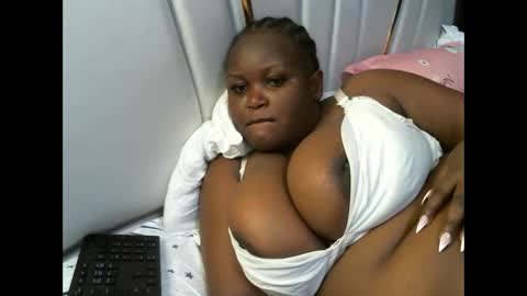 lunabloom01 online show from November 12, 3:15 am