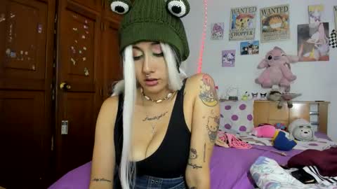 Snapshot of lunacristal_moon chatting on October 12, 8:28 am lunacristal_moon online show from October 12, 8:28 am