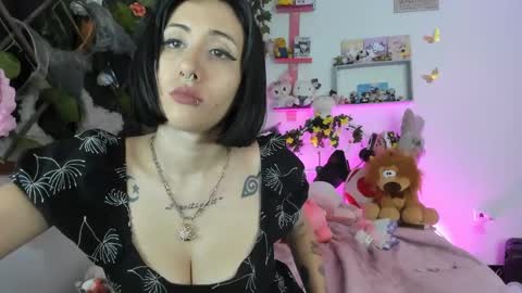 Snapshot of lunacristal_moon chatting on February 1, 5:28 am lunacristal_moon online show from February 1, 5:28 am