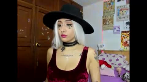 Snapshot of lunacristal_moon chatting on October 16, 10:18 am lunacristal_moon online show from October 16, 10:18 am