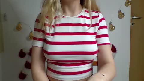 lunalovegood869275 online show from December 3, 3:03 pm