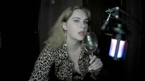 Snapshot of lunamystique_ chatting on October 8, 9:19 pm lunamystique_ online show from October 8, 9:19 pm