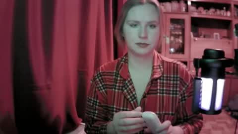 lunamystique_ online show from February 18, 2:10 am