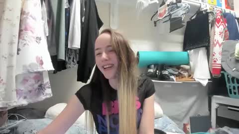 Snapshot of lunapixie2020 chatting on December 5, 7:05 am lunapixie2020 online show from December 5, 7:05 am