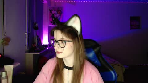 LunaXcherry online show from April 7, 7:05 pm