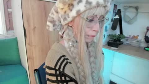 lunivyra online show from July 23, 4:48 pm