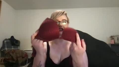 Luscious Kitten online show from October 8, 4:28 am