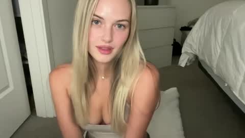 Snapshot of luvaimee chatting on September 27, 2:52 am Aimee online show from September 27, 2:52 am