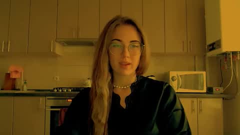 Snapshot of luxie_queen chatting on September 12, 6:35 am Katie online show from September 12, 6:35 am
