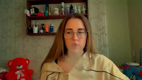 Snapshot of luxie_queen chatting on October 9, 12:31 pm Katie online show from October 9, 12:31 pm