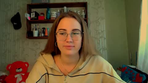 Snapshot of luxie_queen chatting on October 18, 9:23 am Katie online show from October 18, 9:23 am