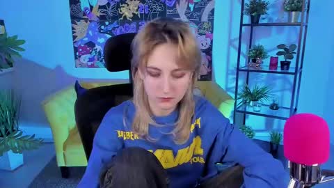 Snapshot of luxrayi chatting on February 20, 6:24 pm Ray online show from February 20, 6:24 pm