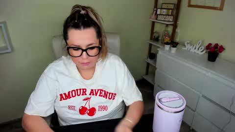 Snapshot of luxxx_diana chatting on February 20, 6:28 am Diana online show from February 20, 6:28 am