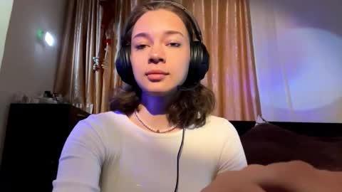 Snapshot of lylajanick chatting on October 2, 5:34 am Viola online show from October 2, 5:34 am
