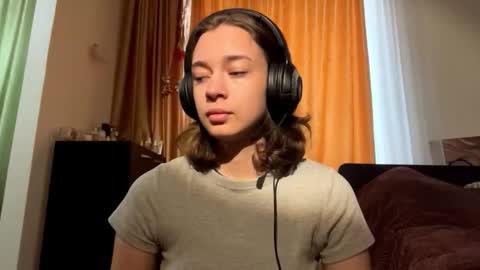 Snapshot of lylajanick chatting on October 3, 5:45 am Viola online show from October 3, 5:45 am