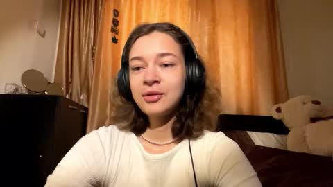 Snapshot of lylajanick chatting on October 8, 5:23 am Viola online show from October 8, 5:23 am