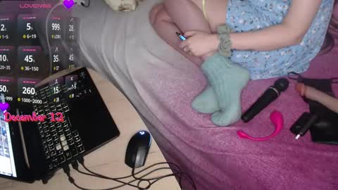 Snapshot of m00n8kiki chatting on December 12, 7:08 am Ksu online show from December 12, 7:08 am