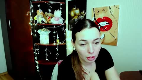 Snapshot of m_vikki chatting on February 19, 10:01 am Vikki online show from February 19, 10:01 am