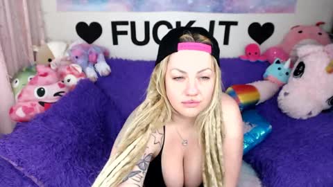 Mackenzie Wolfe online show from March 6, 5:57 am