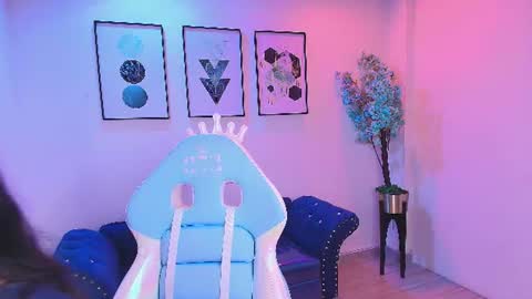 maddie_t18 online show from June 12, 11:40 am