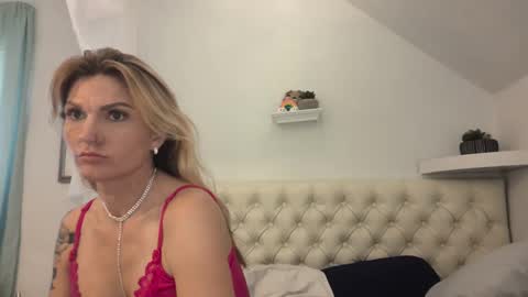 Snapshot of madie_ray chatting on October 4, 2:43 pm Madie Ray online show from October 4, 2:43 pm