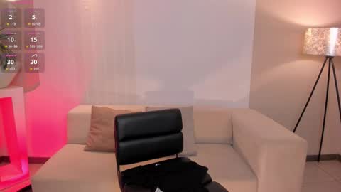 Maddi Collins online show from November 23, 12:18 pm