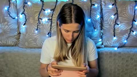 Maggie online show from October 19, 2:13 am