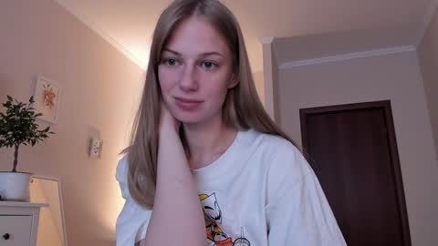 Snapshot of magic_couple13 chatting on December 4, 10:02 am Alice  online show from December 4, 10:02 am