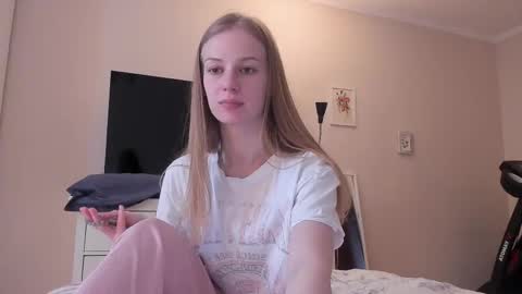 Snapshot of magic_couple13 chatting on February 14, 10:59 am Alice  online show from February 14, 10:59 am
