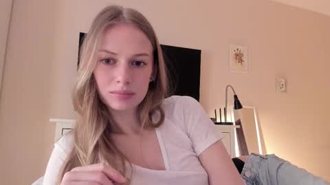 Snapshot of magic_couple13 chatting on March 6, 12:09 pm Alice  online show from March 6, 12:09 pm