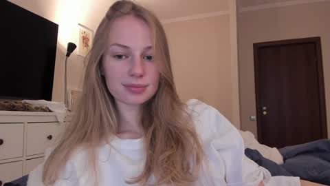 Snapshot of magic_couple13 chatting on December 16, 10:08 am Alice  online show from December 16, 10:08 am