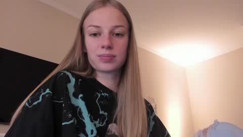 Snapshot of magic_couple13 chatting on December 5, 10:01 am Alice  online show from December 5, 10:01 am