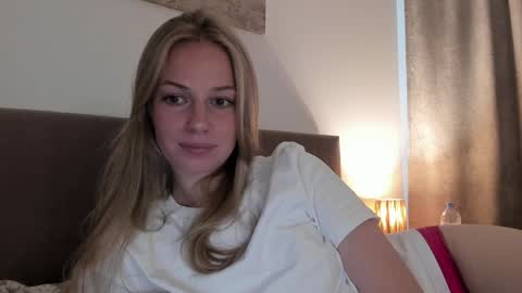 Snapshot of magic_couple13 chatting on September 16, 12:35 pm Alice  online show from September 16, 12:35 pm