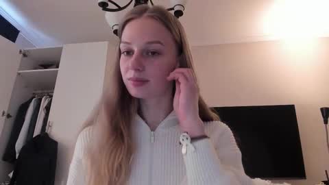 Snapshot of magic_couple13 chatting on February 25, 9:20 am Alice  online show from February 25, 9:20 am