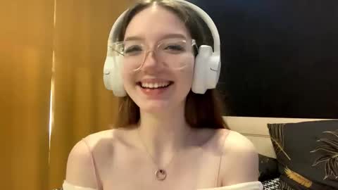 Snapshot of maidacompston chatting on September 20, 9:29 am Elina online show from September 20, 9:29 am