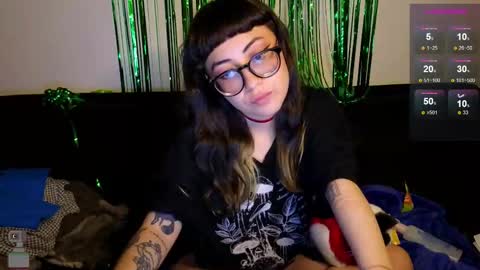Snapshot of malicia_witch_ chatting on October 1, 4:50 am Mar  Alicia     Rosie  v A L I C I A W I T C -  Meg Cherie online show from October 1, 4:50 am