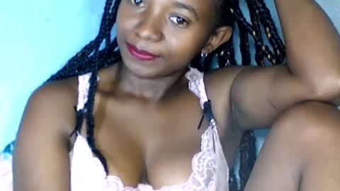 Snapshot of malinah01 chatting on December 11, 12:44 am malinah01 online show from December 11, 12:44 am