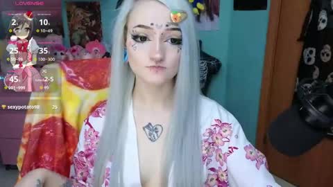 Manuela online show from May 6, 8:13 pm