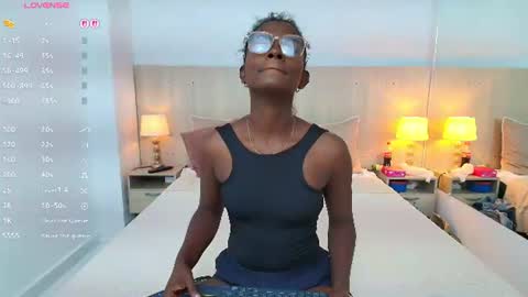 Mara Sinclair online show from July 28, 7:15 pm
