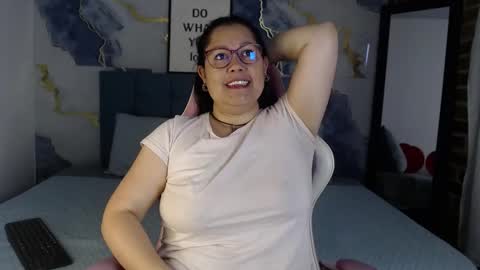 Snapshot of marianasmiith_ chatting on September 16, 12:13 pm marianasmiith_ online show from September 16, 12:13 pm