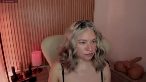 Snapshot of marianl0ve chatting on February 25, 10:48 am Marian Love online show from February 25, 10:48 am