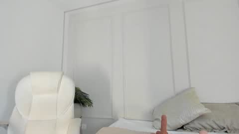 Snapshot of mariapettit chatting on January 10, 12:15 pm Maria Pettit online show from January 10, 12:15 pm