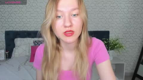 Snapshot of mariel_brown chatting on January 21, 8:52 am mariel_brown online show from January 21, 8:52 am