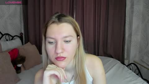 Snapshot of mariel_brown chatting on December 7, 8:44 am mariel_brown online show from December 7, 8:44 am