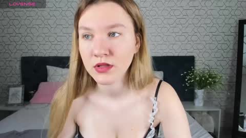 Snapshot of mariel_brown chatting on January 12, 8:14 am mariel_brown online show from January 12, 8:14 am