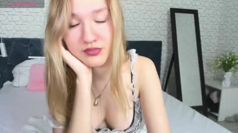 Snapshot of mariel_brown chatting on December 20, 7:55 am mariel_brown online show from December 20, 7:55 am