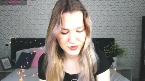 Snapshot of mariel_brown chatting on February 8, 8:20 am mariel_brown online show from February 8, 8:20 am