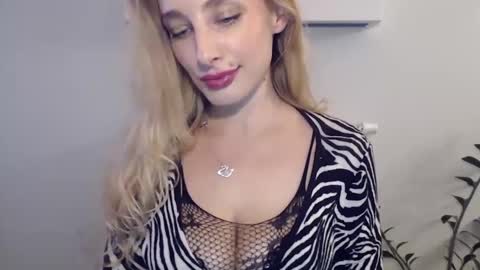 Snapshot of marilyndevilish chatting on December 17, 9:38 pm MarilynDevilish online show from December 17, 9:38 pm