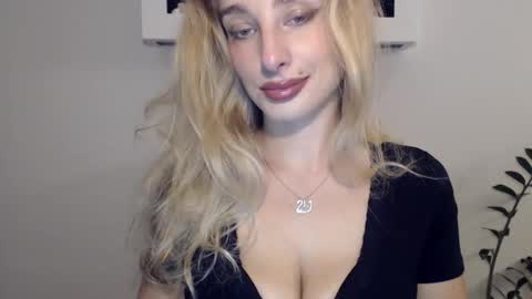 Snapshot of marilyndevilish chatting on December 9, 9:27 pm MarilynDevilish online show from December 9, 9:27 pm