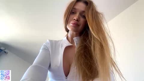 Mia online show from October 21, 8:29 am